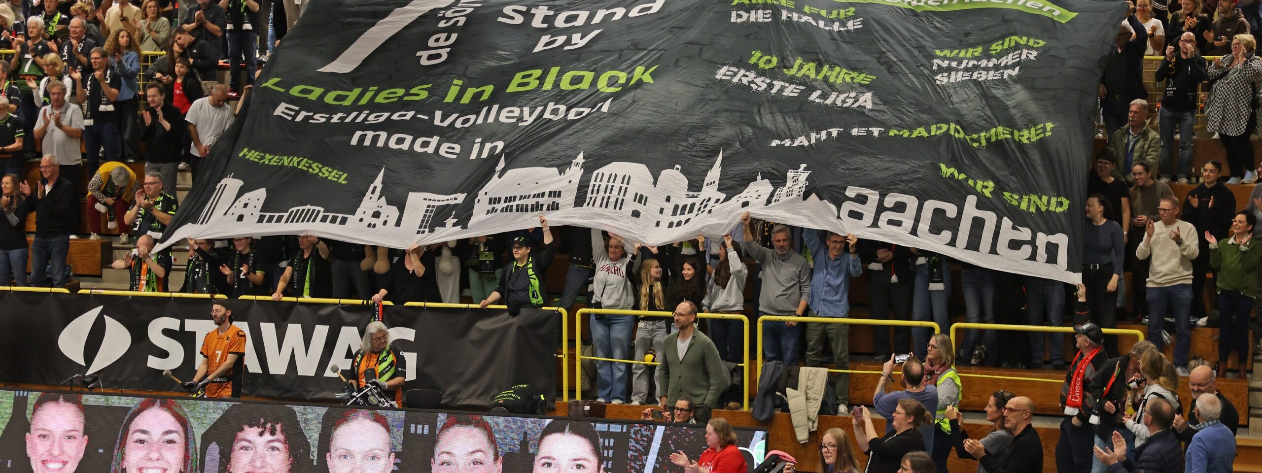 1. Volleyball-BundesligaLadies in Black Aachen – Begrüßung beim Einlaufen